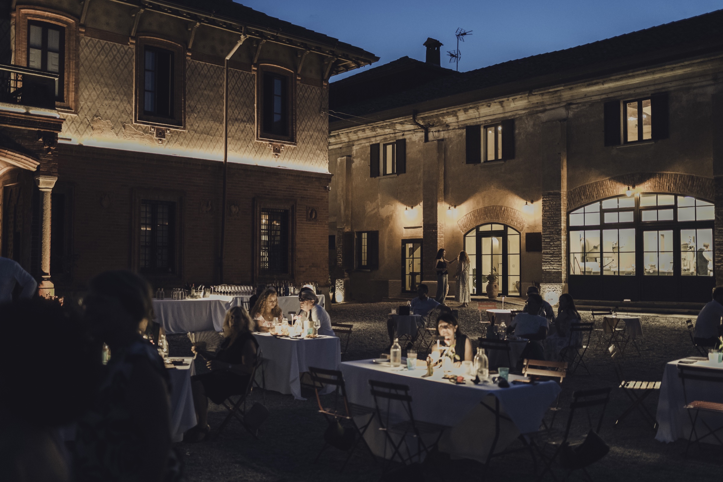 Cena serale nella corte illuminata di Mahthildis