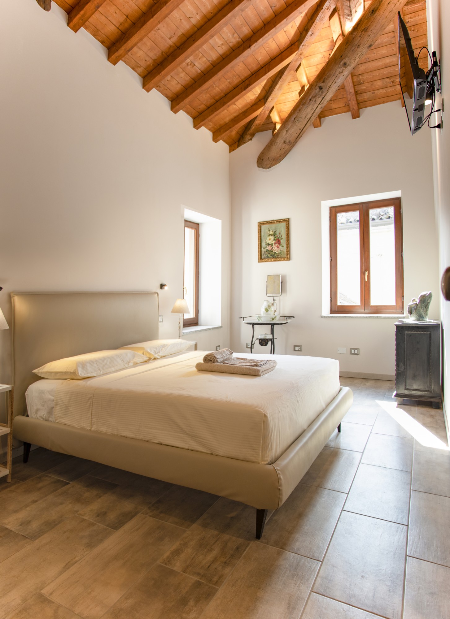 Camera Campanula con letto matrimoniale e travi a vista a Mahthildis