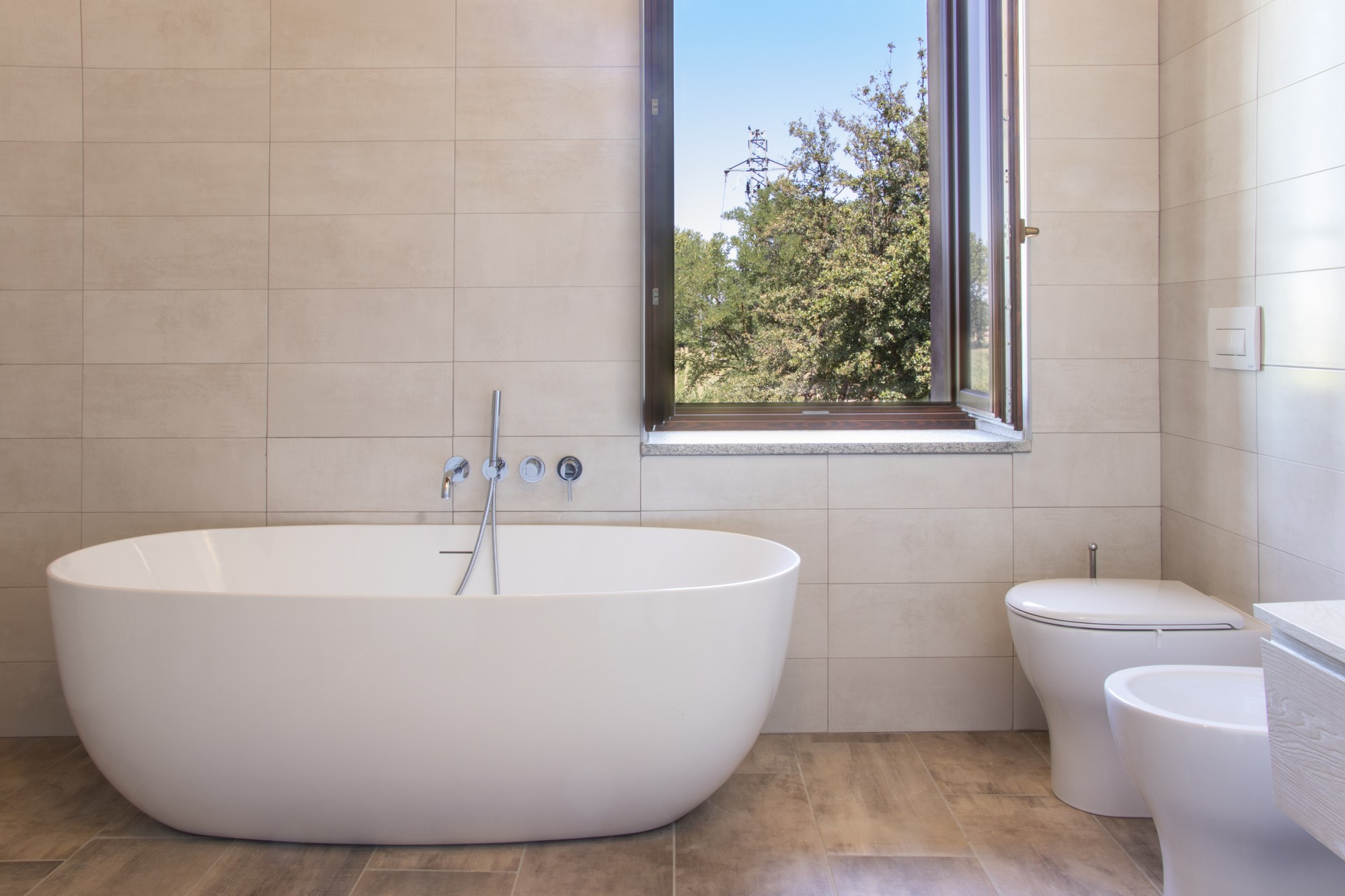 Vasca da bagno freestanding accanto alla finestra a Mahthildis