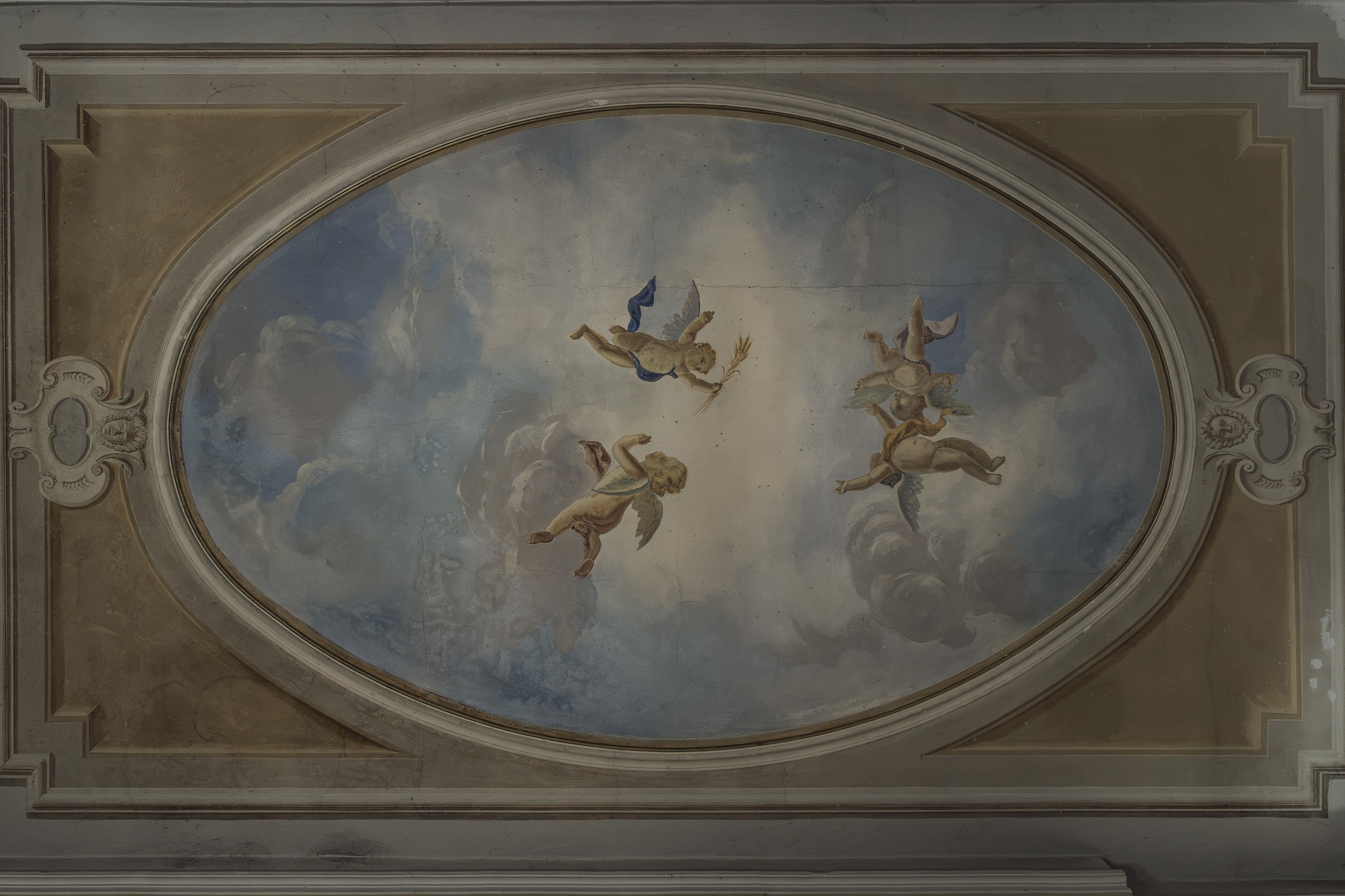 Affresco con figure alate sul soffitto della villa Mahthildis