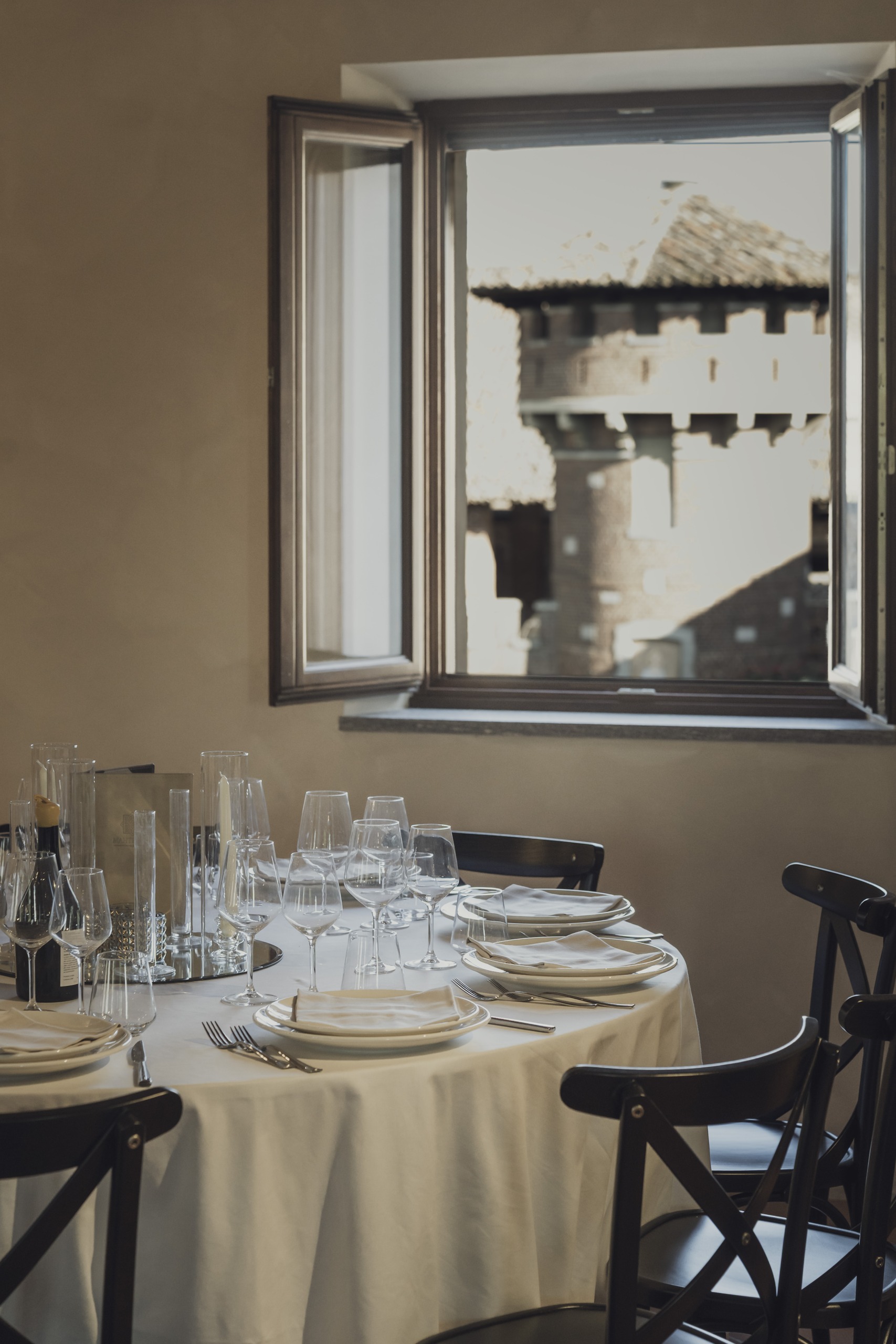 Tavolo apparecchiato accanto alla finestra del ristorante Mahthildis