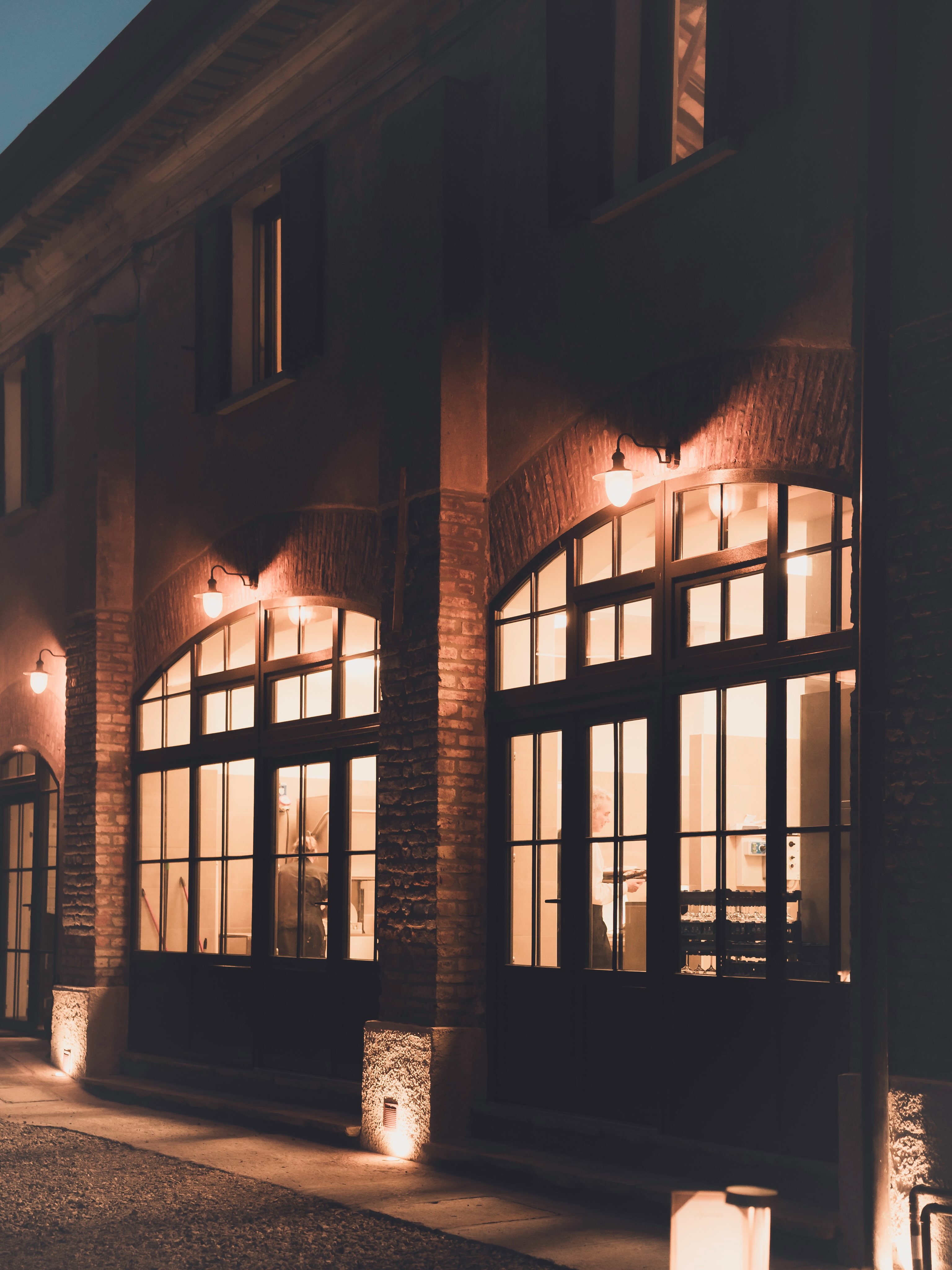 Facciata in mattoni e finestre illuminate del ristorante Mahthildis