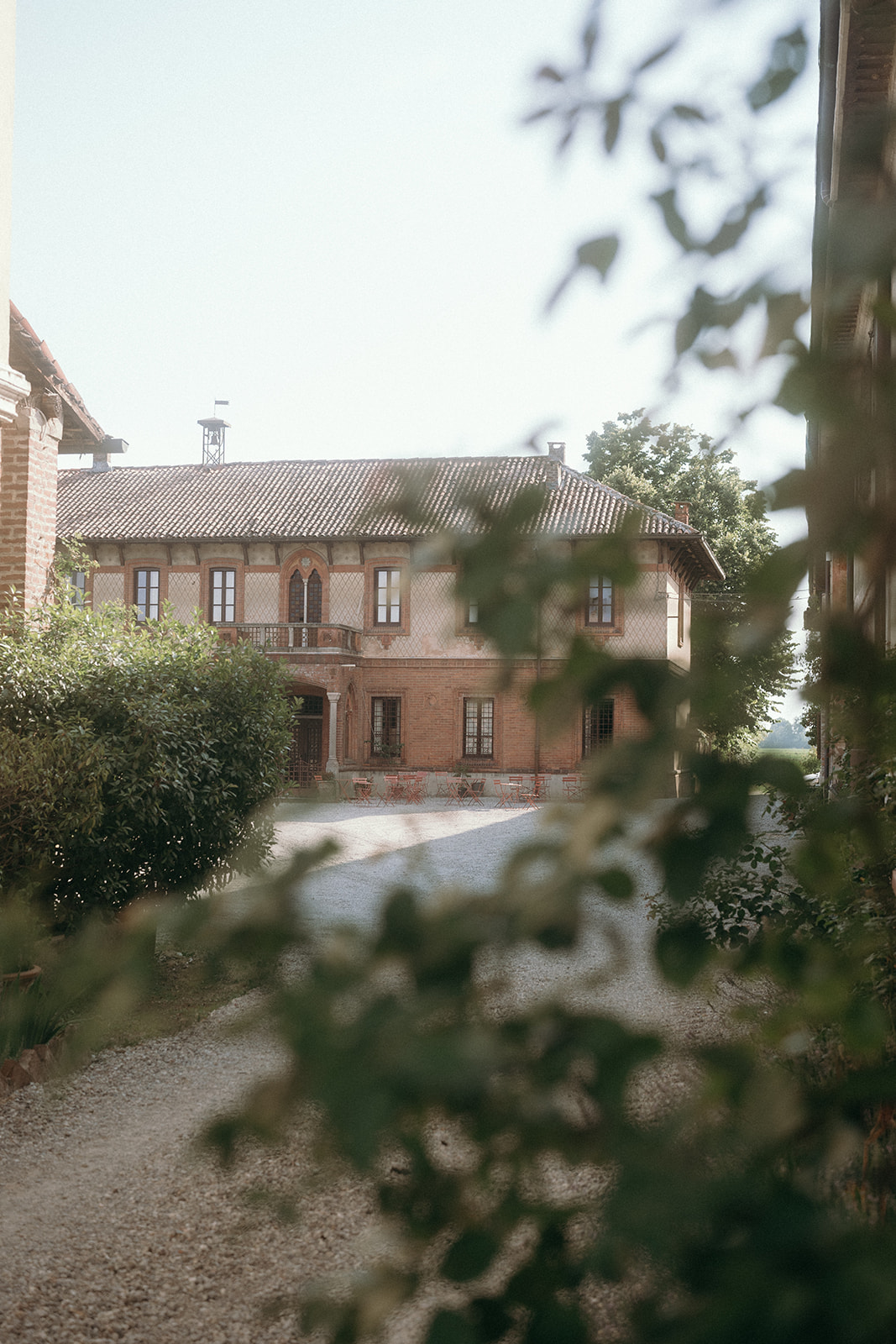Villa Mahthildis vista dal giardino tra le rose