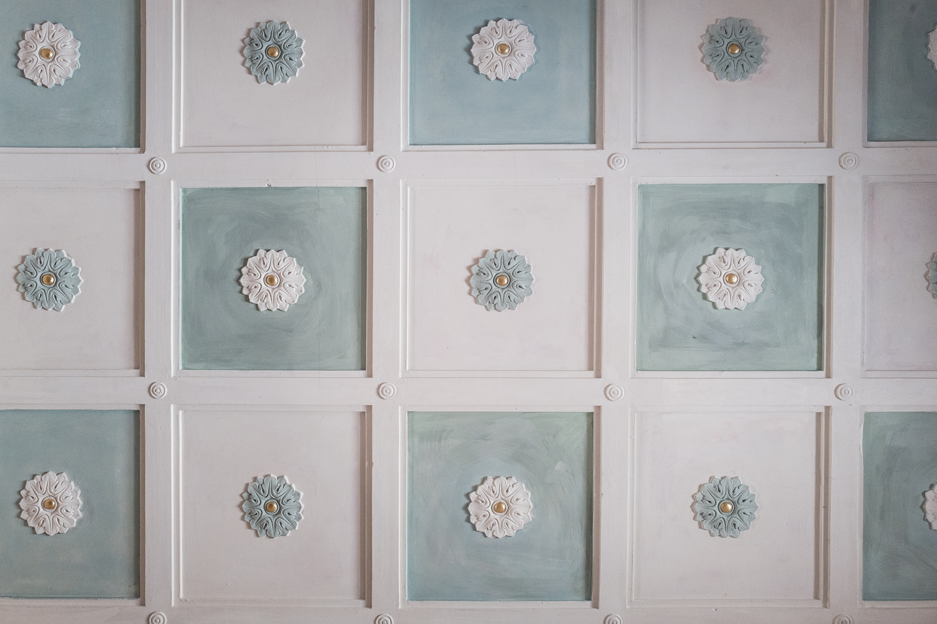 Soffitto a riquadri con rosoni bianchi e azzurri nella villa Mahthildis