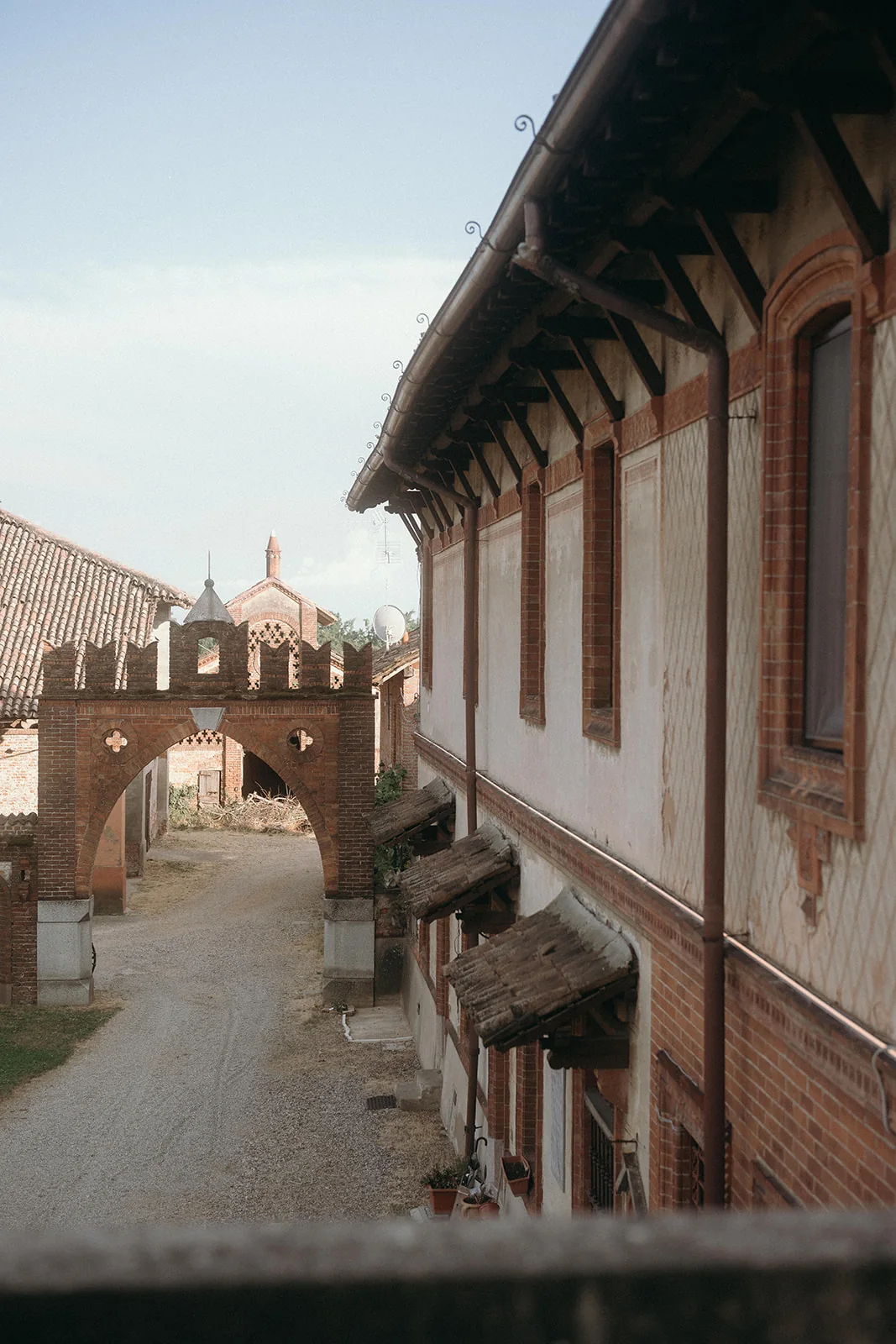 Corte storica di Mahthildis vista dalla villa