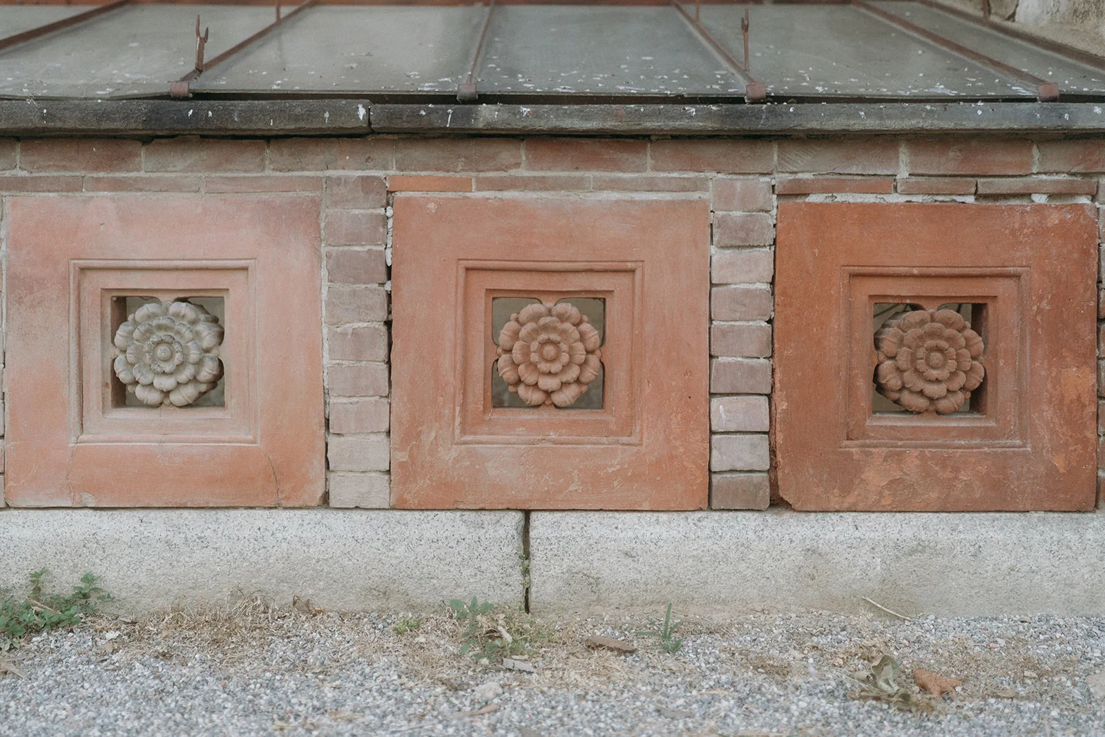 Rosoni in terracotta sulla facciata della villa Mahthildis